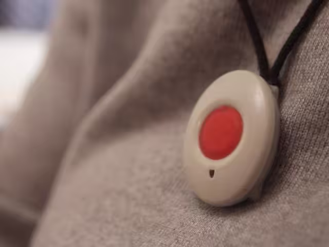 Teleassistència per a persones dependents a Catalunya: qui té dret, com funciona i com sol·licitar-la